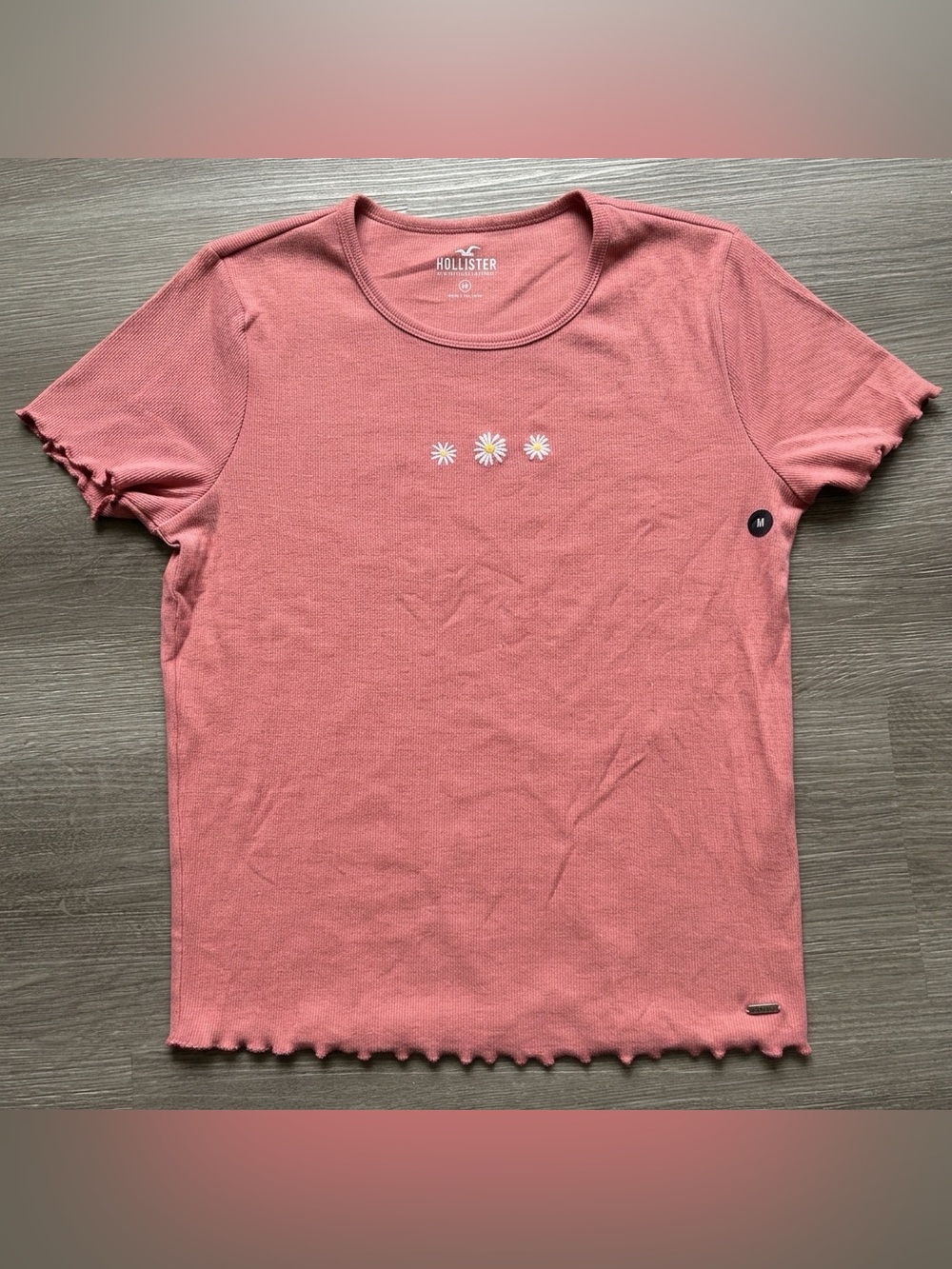 NWT Hollister Coral Pink Embroidered Daisy Ribbed Crew Tee - size Medium